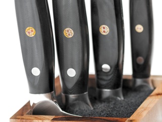 Как правильно хранить на кухне острые ножи?
